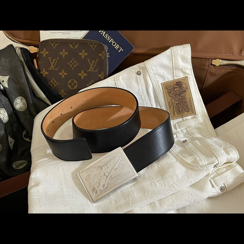 Louis Vuitton Traveling Requisites Black Leather Belt w/Silver Buckle, size 34